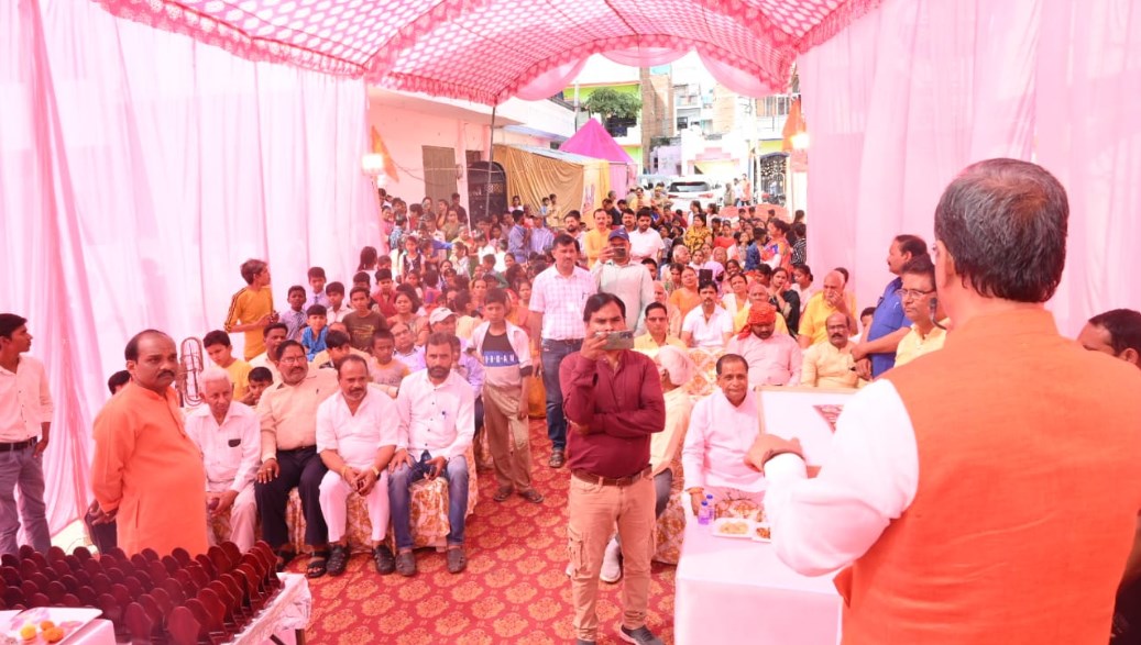 जानकीपुरम विस्तार काॅलोनी लखनऊ में श्री राम जन्मोत्सव ‘‘रामनवमी’’ का पर्व फूलों से होली खेलकर मनाया गया