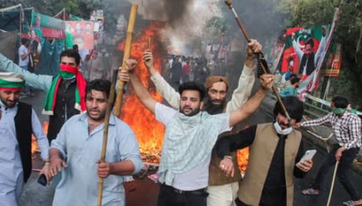 इमरान खान के घर से पुलिस हटी, आक्रामक समर्थकों ने शुरू किया आंदोलन