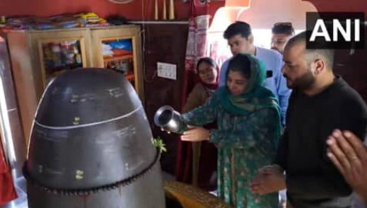 अपनी मर्जी से किया शिवलिंग का जलाभिषेक, मौलानाओं को महबूबा मुफ्ती का जवाब