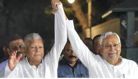 नीतीश फिर छोड़ने लगे लालू यादव का हाथ? CBI एक्शन पर JDU नेताओं की चुप्पी कुछ तो कहती है