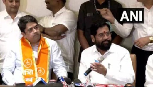 ठाकरे गुट को एक और झटका, उद्धव के करीबी सुभाष देसाई का बेटा शिवसेना में शामिल