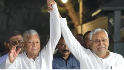 विपक्षी एकता पर बात बढ़ाने के लिए दिल्ली पहुंचे नीतीश, एयरपोर्ट से ही लालू से मिलने के लिए निकले