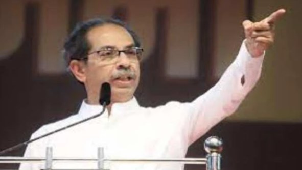 उद्धव ठाकरे ने महाराष्ट्र के उप मुख्यमंत्री देवेंद्र फडणवीस को बताया बेकार गृहमंत्री, मांगा इस्तीफा