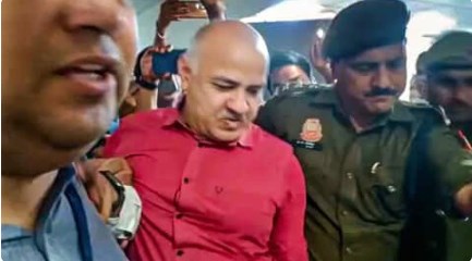 शराब घोटाले की चार्जशीट में पहली बार जुड़ा मनीष सिसोदिया का नाम, तीन और शामिल