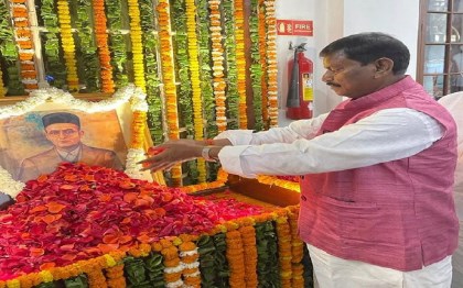 वीर सावरकर जयंती: केंद्रीय मंत्री अर्जुन मुंडा ने संसद भवन में दी श्रद्धांजलि