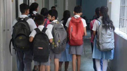 यूपी में अभिभावकों को झटका, स्कूलों की फीस वापसी के आदेश पर SC ने लगाई रोक