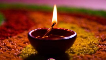 शाम के समय मुख्य द्वार पर दीपक जलाना है बेहद शुभ, जानिए इसका धार्मिक और वैज्ञानिक महत्व