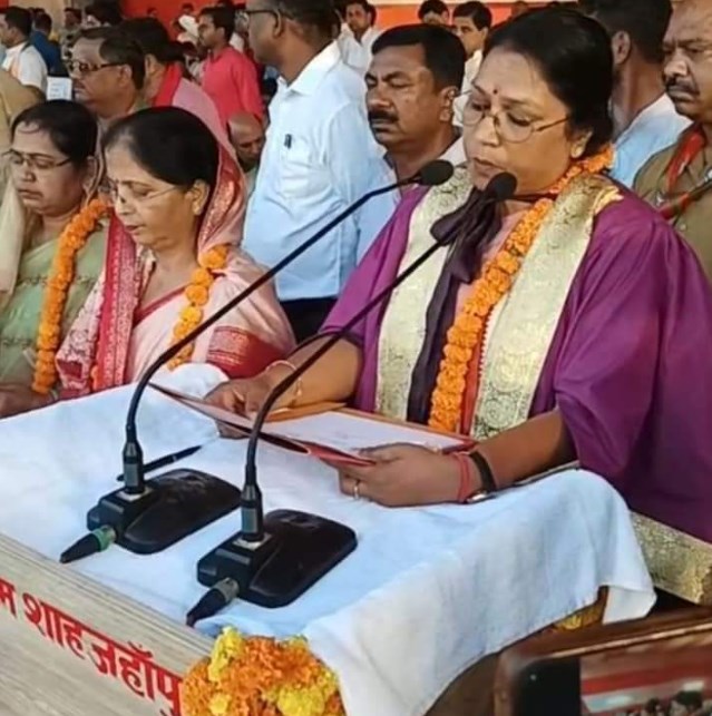 शाहजहांपुर में तीन मंत्रियों की मौजूदगी में पूर्व मंत्री स्वर्गीय राममूर्ति सिंह वर्मा की बहू नवनिर्वाचित पहली महापौर अर्चना वर्मा और 60 पार्षदों ने ली शपथ