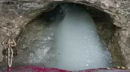 पवित्र गुफा में पूर्ण रूप में प्रकट हुए बाबा बर्फानी, हिम शिवलिंग की तस्वीरें वायरल