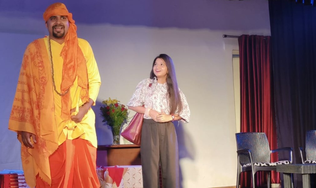 हास्य प्रस्तुति को देख तालियों की गड़गड़ाहट से गूंज उठा सभागार