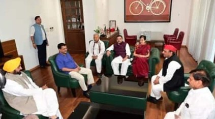केजरीवाल को मिला सपा का साथ, अखिलेश बोले- केंद्र का अध्यादेश लोकतंत्र विरोधी