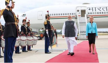 पीएम मोदी के स्वागत में फ्रांस ने बिछाई रेड कार्पेट, प्रवासी भारतीयों ने किया जोरदार स्वागत