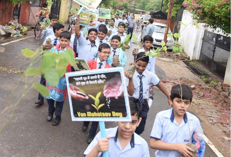 विशाल मार्च निकालकर ‘हरी-भरी धरती’ का अलख जगाया सी.एम.एस. छात्रों ने