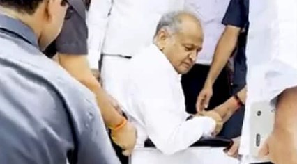 ममता बनर्जी की तरह चुनाव से पहले अशोक गहलोत व्हीलचेयर पर, सियासत या सहानुभूति?