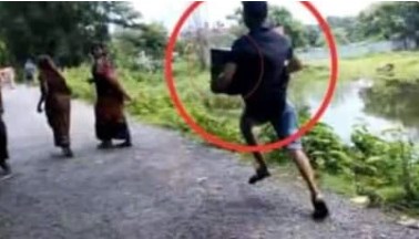 हिंसा के बीच बंगाल पंचायत चुनाव, कहीं जालाए बैलेट तो कहीं लूटे बूथ