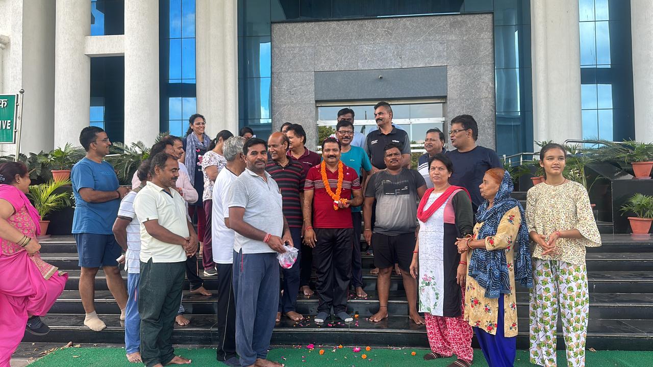 लखनऊ जनविकास महासभा जानकीपुरम द्वारा  विपिन गुप्ता जी का किया गया सम्मान 