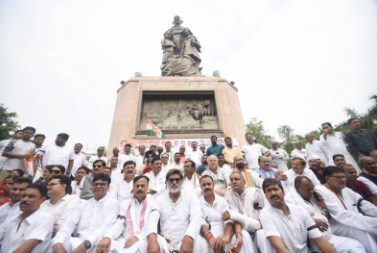 राहुल गांधी के समर्थन में पटना के गांधी मैदान में मौन सत्याग्रह पर बैठे कांग्रसी