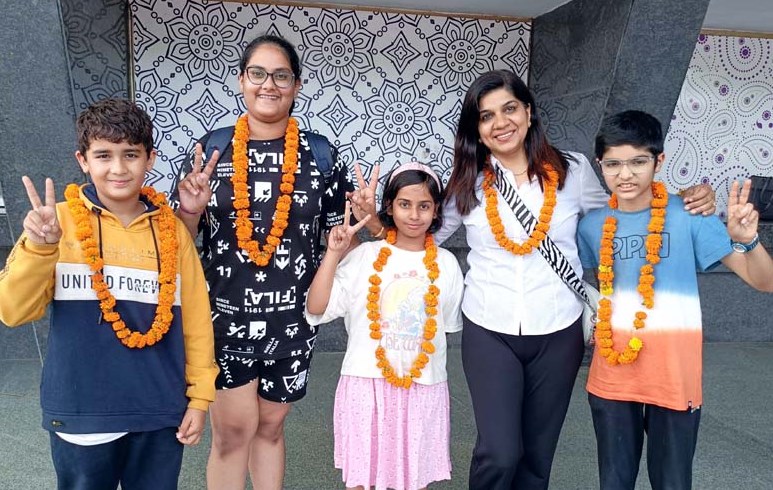 लंदन में आयोजित अन्तर्राष्ट्रीय बाल शिविर में  प्रतिभाग कर स्वदेश लौटा सी.एम.एस. छात्र दल