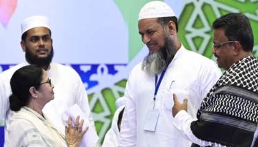 चुनावी मोड में दीदी, मौलवियों-पुजारियों के बाद दुर्गा पूजा कमेटियों पर बरसाई ममता