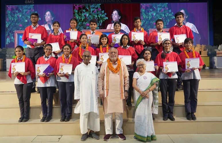 Finance Minister Shri Suresh Khanna honours CMS meritorious students