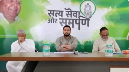 लालू देवघर जा रहे थे, दिल्ली में थे नीतीश; तेजस्वी ने अपने आवास पर बुला दी RJD की बड़ी बैठक