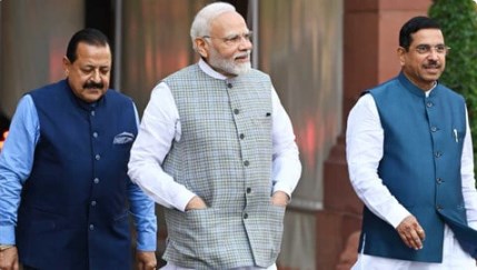 हाथ में संविधान और कदमताल; PM मोदी संग नई बिल्डिंग में पैदल जाएंगे सभी 783 सांसद