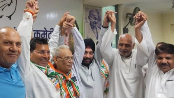 दिल्ली में AAP को बड़ा झटका, 20 नेताओं ने पार्टी छोड़ थामा कांग्रेस का हाथ