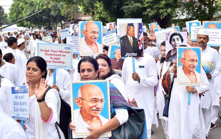 अहिंसा मार्च निकालकर बापू के सपनों को साकार  करने का संदेश दिया सी.एम.एस. शिक्षकों ने