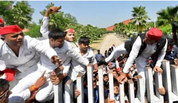 लखनऊ में प्रशासन और सपा आमने-सामने, अखिलेश यादव JPNIC का गेट कूद कर अंदर घुसे