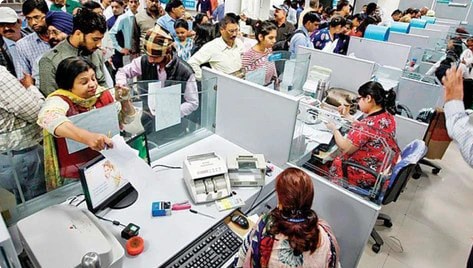 सेविंग अकाउंट से अचानक पैसे निकालने लगे हैं लोग, RBI के इस फैसले का असर