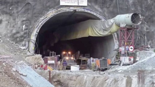 सुरंग में फंसे मजदूरों के परिवारवालों का छलका दर्द, बोले- अब जवाब दे रही उनकी हिम्मत