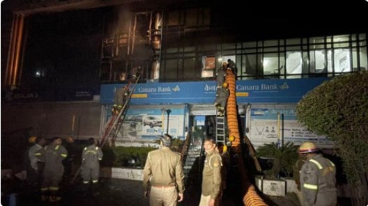 लखनऊ में केनरा बैंक की बिल्डिंग में लगी भीषण आग, कई लोगों के फंसे होने की आशंका
