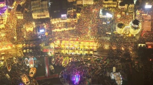 शिवनगरी में जयश्रीराम...काशी में उतरे देवता, 12 लाख दीपों से जगमग हुए 85 घाट