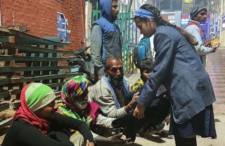 सी.एम.एस. छात्रों ने पॉकेटमनी के रूपयों से जरूरतमंदों को बाँटे बारह सौ कंबल