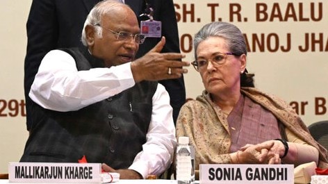 तीन राज्यों में हार के बाद सोनिया गांधी ने संभाली कमान, घर पर बुलाई कांग्रेस नेताओं की मीटिंग