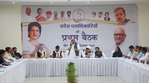 अखिलेश का साथ या अकेले हाथ छाप? यूपी कांग्रेस में मतभेद,