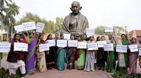 जब PM के करीबी नेता की वजह से झटके में सस्पेंड कर दिए गए थे 63 सांसद