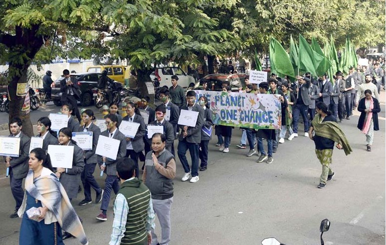 सी.एम.एस. छात्रों ने निकाला ‘पर्यावरण जागरूकता मार्च’