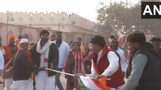 अयोध्या में राम मंदिर के बाहर कांग्रेस नेताओं से झड़प, पार्टी का झंडा ले जाने पर बवाल