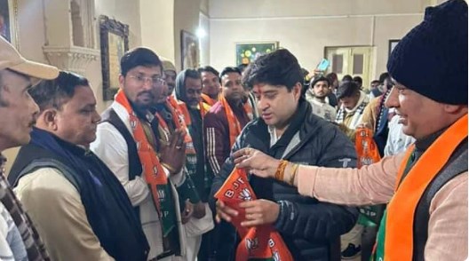 ज्योतिरादित्य सिंधिया ने फिर दिया कांग्रेस को बड़ा झटका, चंबल क्षेत्र के 200 नेता भाजपा में शामिल