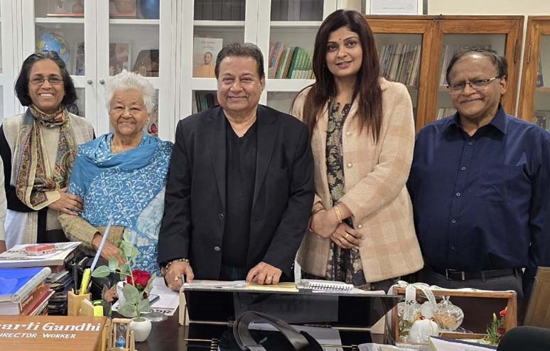 Bhajan Samrat Anup Jalota meets Dr Bharti Gandhi and expresses his heartfelt condolence