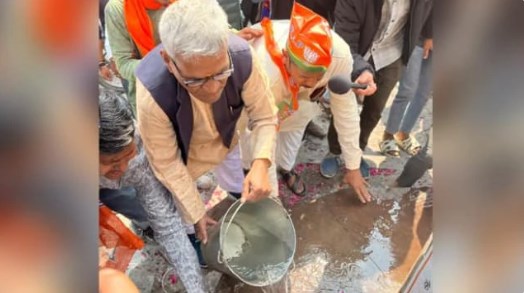राहुल गांधी का काफिला निकलते ही गंगाजल से धोई गई सड़क