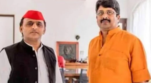 यूपी में बड़ी सियासी हलचल, राजा भैया और अखिलेश यादव में गठबंधन पर बातचीत