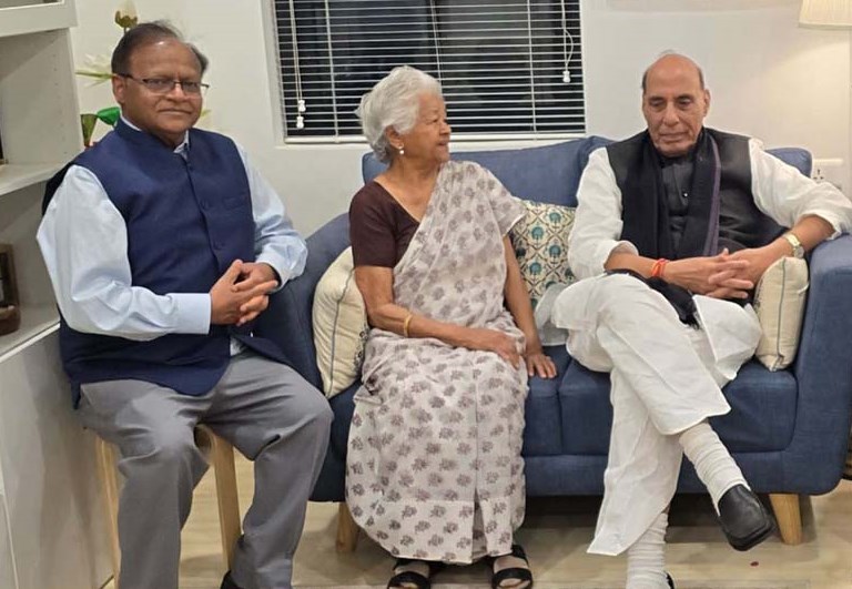 डा. भारती गाँधी से उनके आवास पर मुलाकात कर संवेदना प्रकट की रक्षा मंत्री श्री राजनाथ सिंह ने