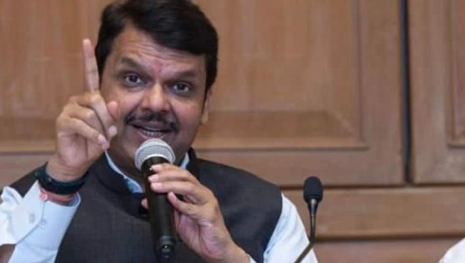 पाकिस्तान नहीं है गुजरात, महाराष्ट्र से कुछ प्रोजेक्ट्स शिफ्ट किए जाने पर फडणवीस की दो टूक