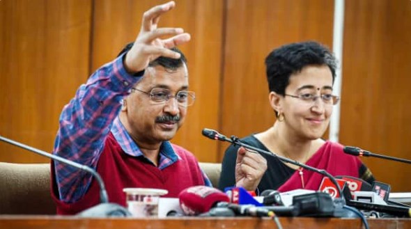 1000 रुपया वाले तोहफे के बाद केजरीवाल ने कर दी महिलाओं से एक अपील, एलजी पर भी निशाना