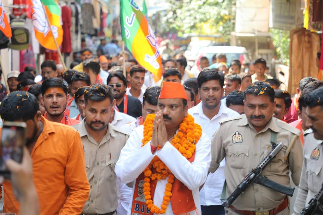 लोकसभा प्रत्याशी व सांसद अरुण सागर ने प्रचार के आखिरी दिन जलालाबाद और अल्हागंज में ताबड़तोड़ किया जनसंपर्क