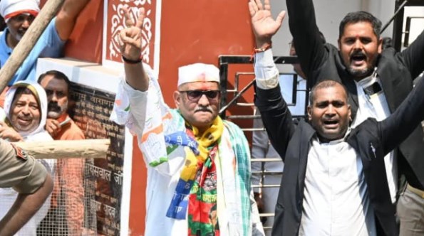पीएम मोदी के खिलाफ वाराणसी से अजय राय का नामांकन, साइकिल से किया रोड शो