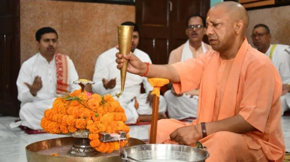 अक्षय तृतीया पर रुद्राभिषेक कर सीएम योगी ने की प्रदेशवासियों के सुख-समृद्धि की कामना