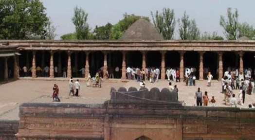 मुस्लिमों ने काली पट्टी बांध भोजशाला परिसर में पढ़ी नमाज, इस बात का किया विरोध
